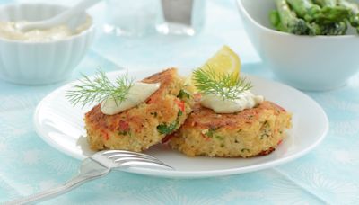 Mistakes Experts Say To Avoid When Cooking Crab Cakes At Home