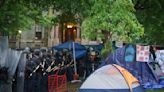 Policía detiene a más de 40 manifestantes al desalojar campamentos de protesta en campus de EEUU