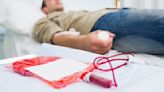 La FDA considera actualizar las pautas de donación de sangre: qué debemos saber - La Opinión