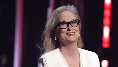 Meryl Streep presume de piernas con sandalias de plataforma y un vestido blanco camisero a los 74 años