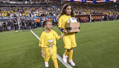 Las hijas de Ángel Di María entregaron la pelota en la final de la Copa América