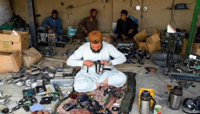 Afghans hunt for gold at the end of the radio