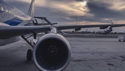 Un avión tiene que regresar de emergencia al aeropuerto después de perder una pieza del fuselaje durante el despegue