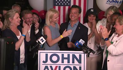 Former CNN anchor John Avlon could help Democrats take control of the House, expert says. Here's how