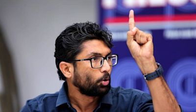 Mevani seeks minimum wages for staff collecting garbage in Rajkot