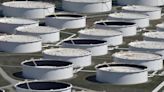 Las existencias de crudo, gasolina y destilados caen en EEUU, dice la EIA