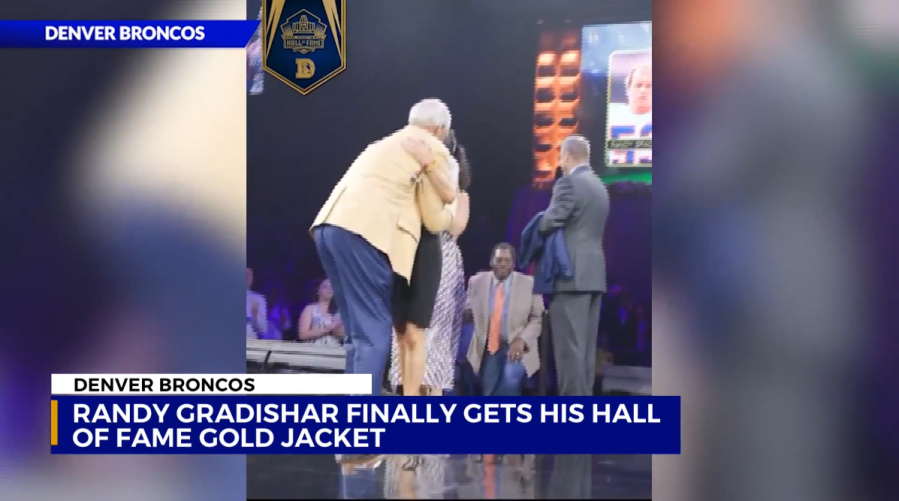 Randy Gradishar gets his Hall of Fame jacket; Team USA improves to 3-0 in pool play