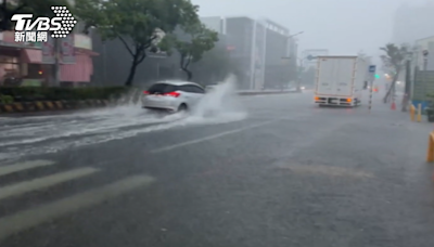 雷雨狂炸！永康涵洞淹水封閉岡山 電桿雷殛爆炸