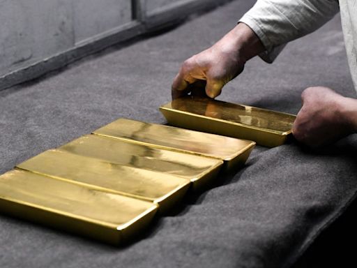 Gold drifts lower with focus on US jobs data