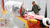 El Rey Felipe VI realiza un vuelo simulado y se sube a bordo de una aeronave 'Pilatus' durante su visita a la AGA