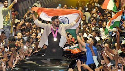 Watch: Mohammed Siraj receives a hero's welcome in Hyderabad after celebrations in Mumbai