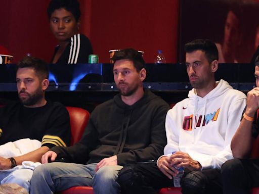 Jordi Alba, Sergi Busquets, Lionel Messi y Luis Suárez llegan a un partido de los Miami Heat