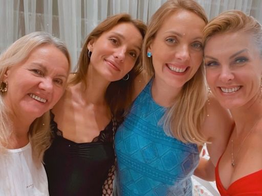 Ana Hickmann e irmãs se reúnem para celebrar o aniversário da mãe