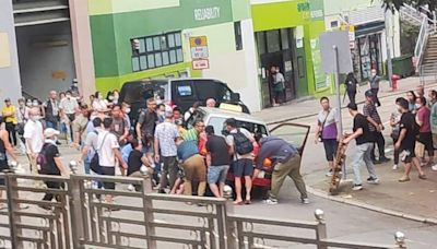 香港仔的士撞過路女捲車底 途人合力抬車救人