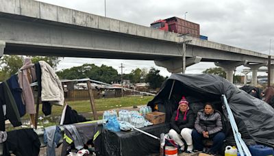 Famílias vivem há quase um mês em lonas no acostamento de rodovia em Porto Alegre