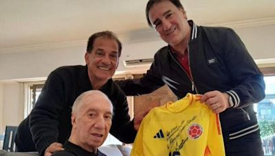 Néstor Lorenzo visitó a su maestro y le llevó la camisa de la Selección Colombia firmada