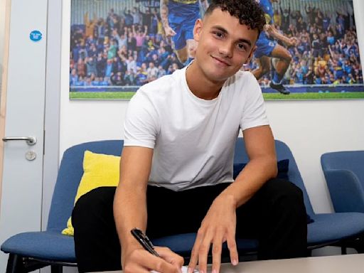 Former Chelsea player's son signs first professional contract