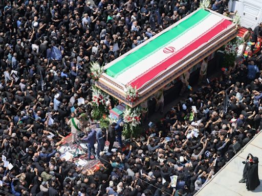 Irán despide al presidente Raisi con un entierro en su ciudad natal