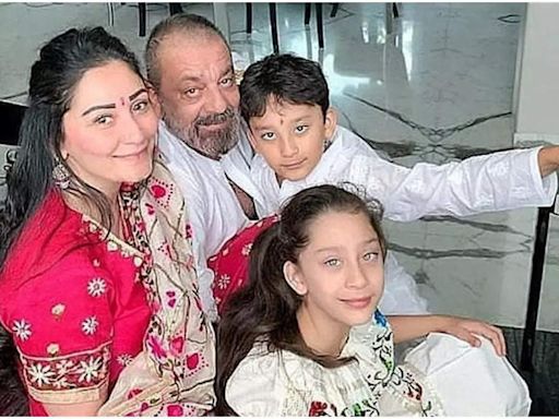 When Sanjay Dutt shared an adorable family picture with his wife Maanayata Dutt and kids during Covid-19 lockdown | Hindi Movie News - Times of India