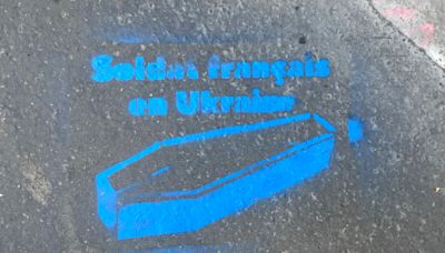 Aparecen grafiti con imágenes y mensajes sobre Ucrania cerca de Parlamento en París