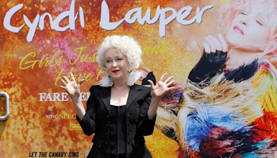 Cyndi Lauper plasma las huellas de sus manos y pies en el Paseo de la Fama de Hollywood