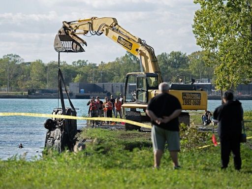 Police investigate as multiple vehicles pulled from Detroit River in west Windsor