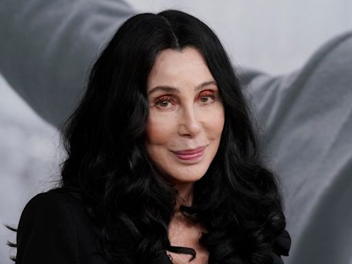 Cher revela por qué le gusta salir con hombres más jóvenes que ella - La Opinión