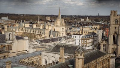 Capela King's College, na Inglaterra, tem painéis solares em telhado de 500 anos