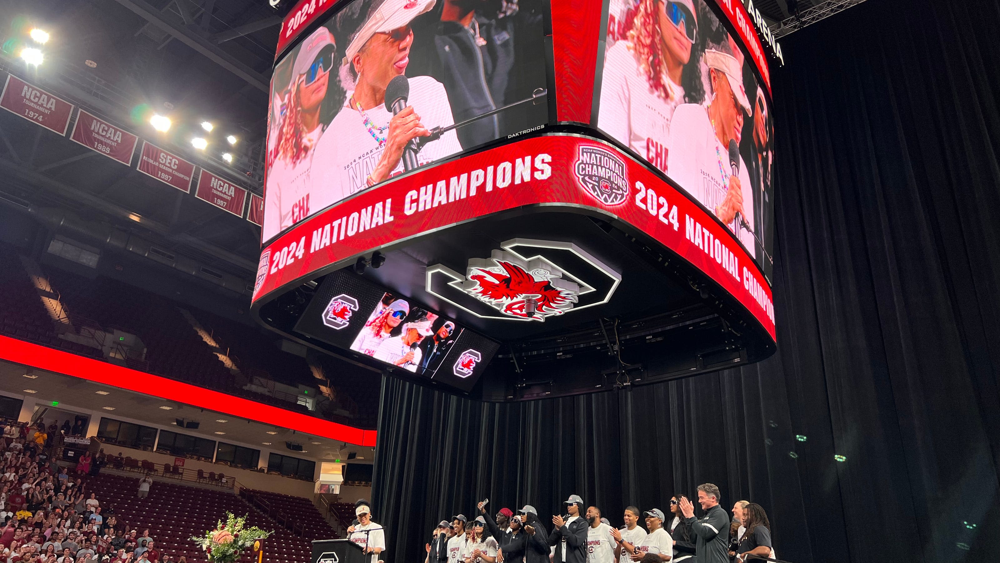 South Carolina basketball coach Dawn Staley takes in 76ers-Knicks, rings bell, hugs Allen Iverson