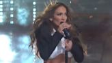 Jennifer Lopez superó desagradables críticas y un drama con sus extensiones durante su presentación en Saturday Night Live!