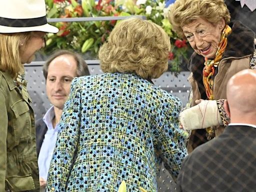 El efusivo reencuentro de la Reina Sofía y Piru, abuela de Juan Urquijo, tras salir a la luz la relación de sus nietos