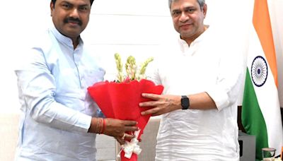 Raghavendra meets Railway Minister; discusses railway works in Shivamogga