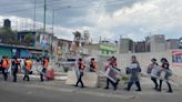 Despliegue de policías por bloqueo en obras de "El Insurgente"