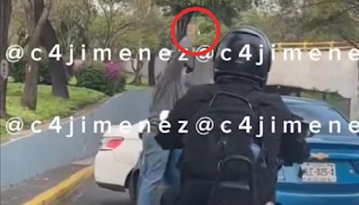 VIDEO: Agrede a automovilista y le revienta los cristales de su coche en Insurgentes