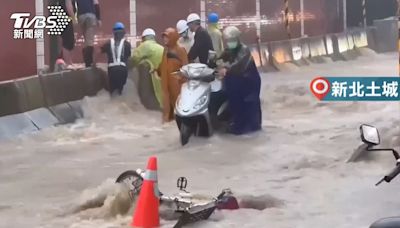 雨彈襲雙北！土城淹水緊急封路 馬路變河道