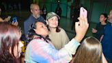 Jessie J desembarca no Brasil e dá show de simpatia ao atender fãs no aeroporto