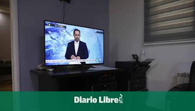 La televisión iraní emite rezos por el presidente iraní, mientras continúa su búsqueda