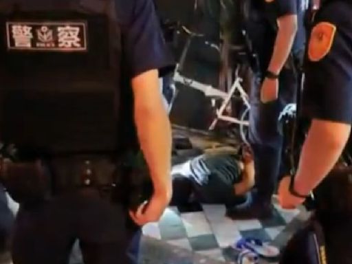 男拒檢拿菸燙還持刀襲警！ 移送再「對警噴口水」