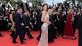 Cannes 2024 : le célibat lui va bien, Iris Mittenaere sculpturale le dos totalement nu