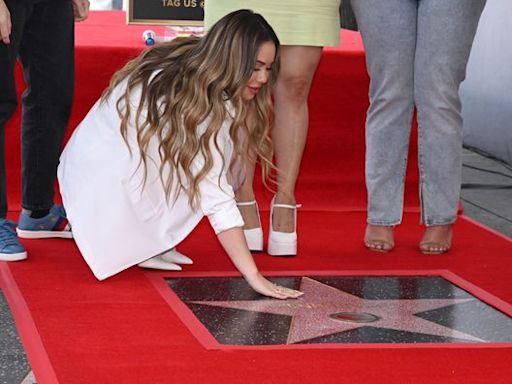 Cubren con pintura negra las estrellas de Jenni Rivera y Selena en el Paseo de la Fama de Hollywood