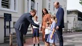 George, Charlotte y Louis de Cambridge, acompañados por sus padres en su primer día en el nuevo colegio