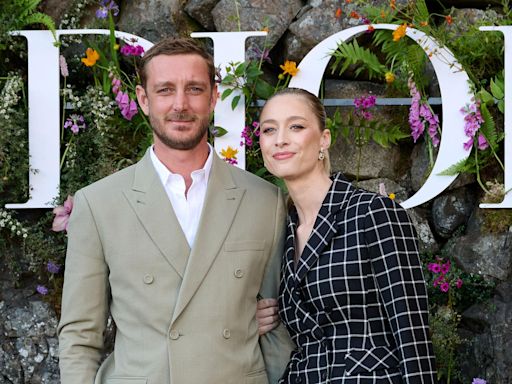 Beatrice Borromeo adopte l’ensemble à carreaux en Écosse