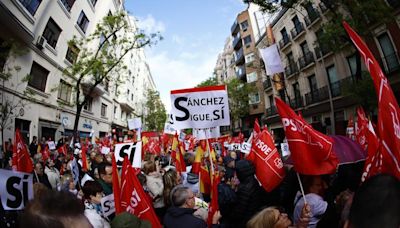 La manifestación en la sede del PSOE en Ferraz en apoyo a Pedro Sánchez, en imágenes