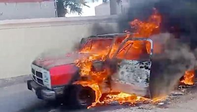 Explota pick-up y se incendia en la Imperio y Desarrollo