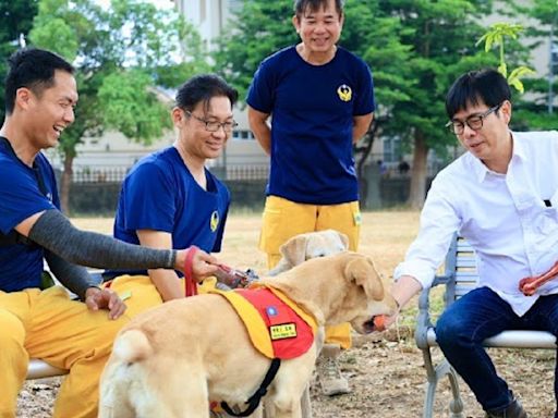 「國際搜救犬日」慰勉搜救犬隊 陳其邁：狗狗是救難幕後功臣 | 蕃新聞