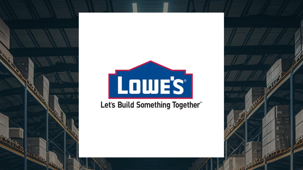 StockNews.com Downgrades Lowe’s Companies (NYSE:LOW) to Hold