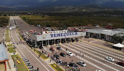 Colombia militarizó las fronteras con Venezuela, que mantiene pasos abiertos en medio de tensión electoral