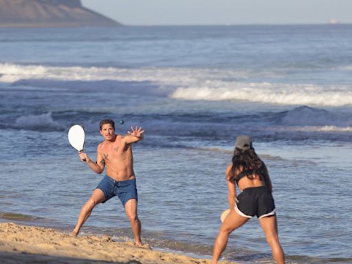 Romulo Arantes Neto e Mari Saad curtem domingo de sol na praia