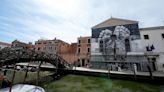 Una obra de Maurizio Cattelan encabeza el pabellón del Vaticano en la Bienal de Venecia