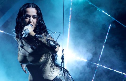 Watch Katy Perry’s Gravity-Defying Video Vanguard Performance at the VMAs